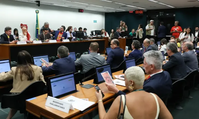 Oposição critica PEC do fim da escala 6x1 durante votação na Comissão