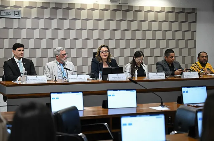 Presidente da CEsp, a senadora Leila Barros (C) comandou o debate - Foto: Saulo Cruz/Agência Senado