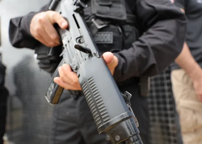 Operação Falsa Ordem prende quinto investigado em flagrante por tráfico de drogas e posse ilegal de armas em Cubatão