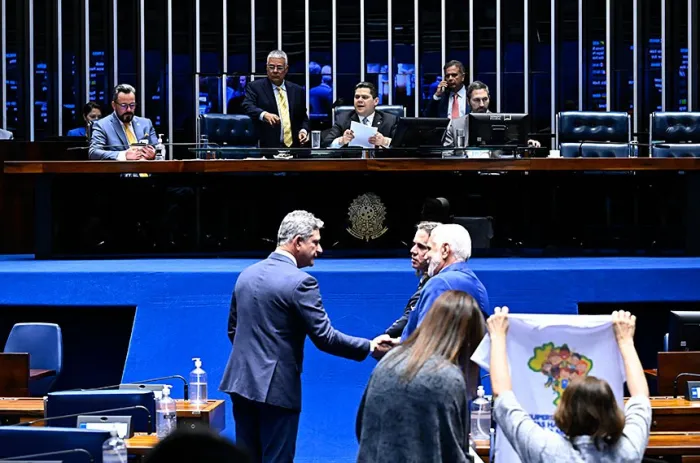 Senado aprova incentivo ao primeiro emprego para jovens