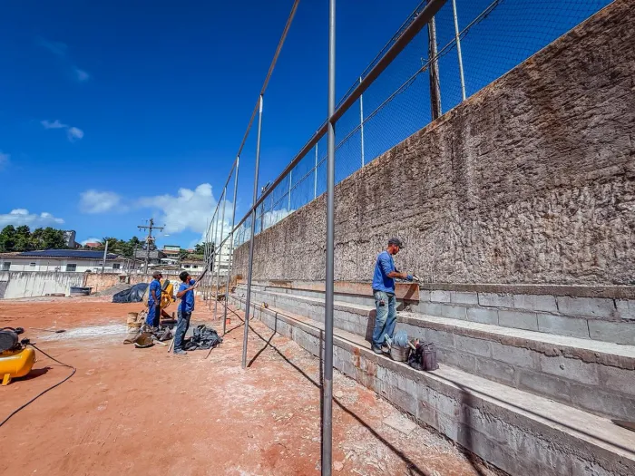 Obras do novo Campo do Vietnã avançam com concretagem da arquibancada em Itinga