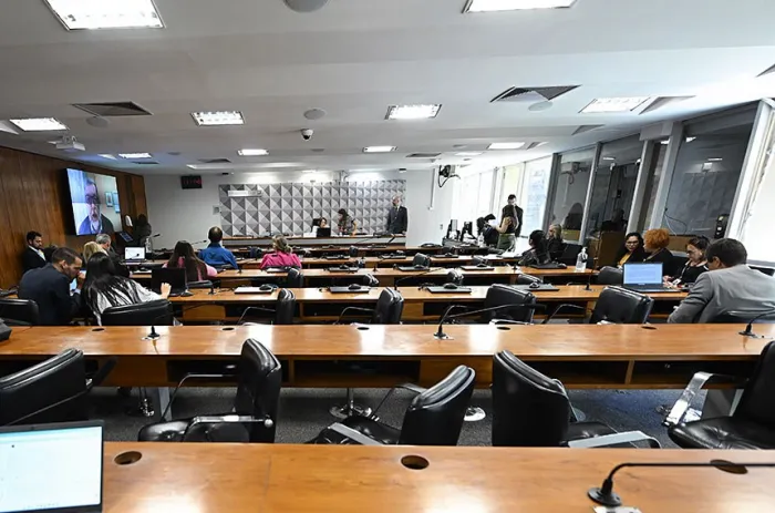 A reunião da CDH em que foi aprovado o convite ao ministro da Saúde - Foto: Saulo Cruz/Agência Senado