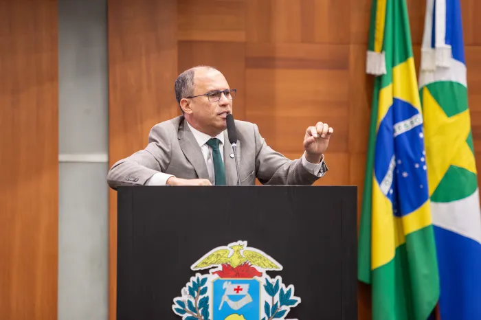 Deputado Fabinho cobra explicações da Energisa sobre falta de atendimento presencial e fechamento de posto em VG