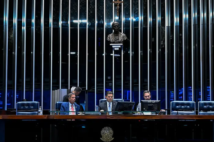 Davi Alcolumbre preside a sessão deliberativa que apreciou o texto aprovado - Foto: Waldemir Barreto/Agência Senado
