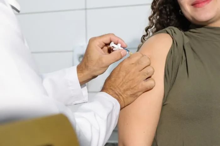 Com baixa adesão às vacinas, Prefeitura alerta para riscos da Chikungunya e influenza