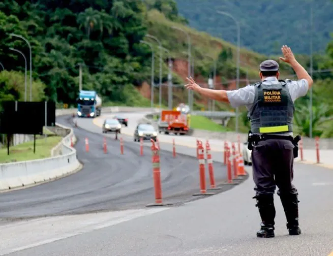 Departamento de Trânsito de São Sebastião apoia blitz educativa da Polícia Rodoviária no Maio Amarelo