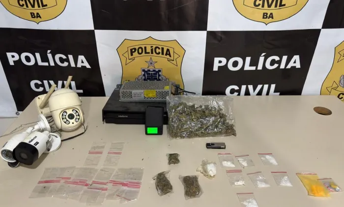 Drogas, balança de precisão, embalagens, câmeras de videomonitoramento e outros objetos ilícitos foram apreendidos pela Polícia Civil - 28/05/2026 - Fonte/Crédito: ASCOM - PCBA