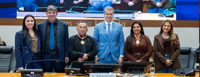 Alema homenageia empresários Janaína Santos e Genivaldo Corrêa