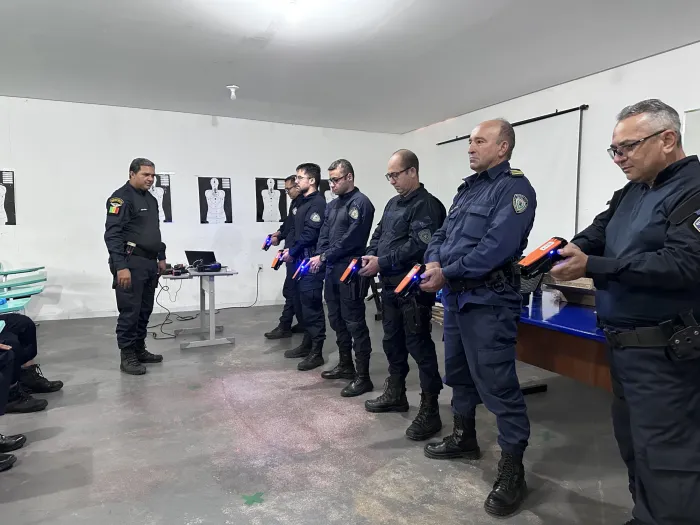 Profissionais de segurança recebem treinamento para uso de tecnologia não letal em Petrolina