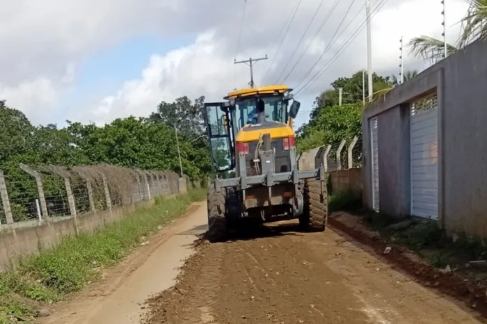 Prefeitura de Feira garante melhor acessibilidade à zona rural com patrolamento de estradas