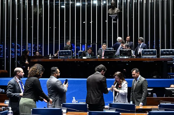 Após professores, garis, médicos e outros esperam por votação de piso salarial