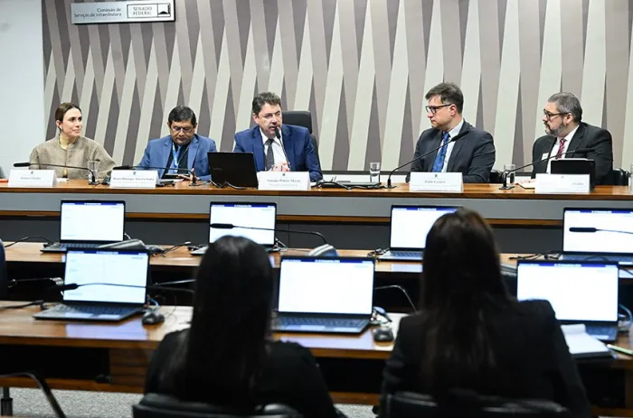 Relator do projeto que cria uma política nacional para o setor, o senador Wilder Morais (C) comandou o debate - Foto: Geraldo Magela/Agência Senado