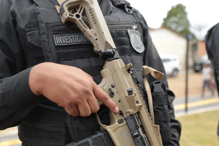 O investigado por homicídios, tráfico de drogas e organização criminosa foi localizado durante operação integrada no bairro de Marechal Hermes, na capital carioca - 29/05/2026 - Fonte/Crédito: ASCOM - PCBA
