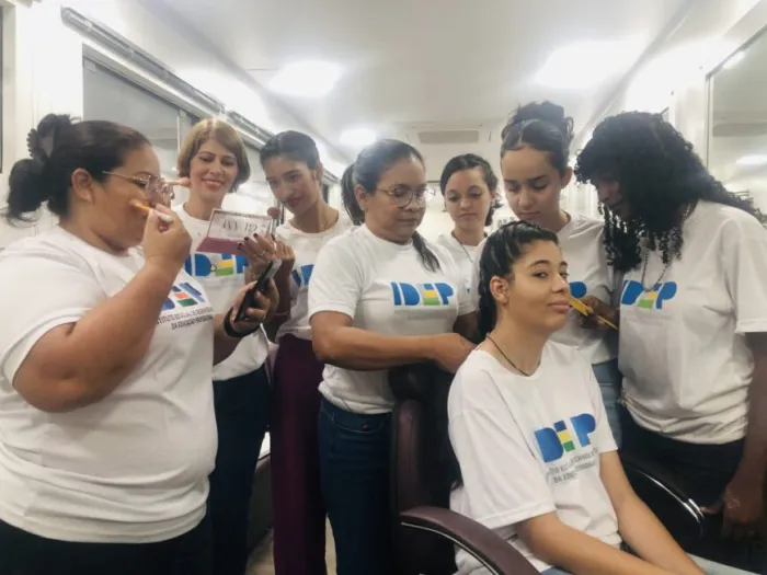 Concluintes de cursos profissionalizantes de cursos na área da beleza comprovam aprendizado atendendo mulheres do agro