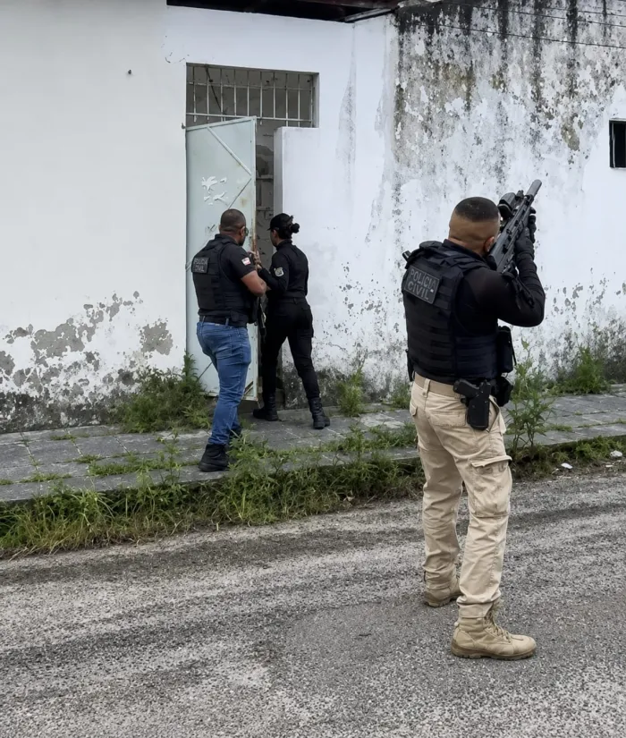 Casal suspeito de envolvimento com o tráfico de drogas é preso em Feira de Santana