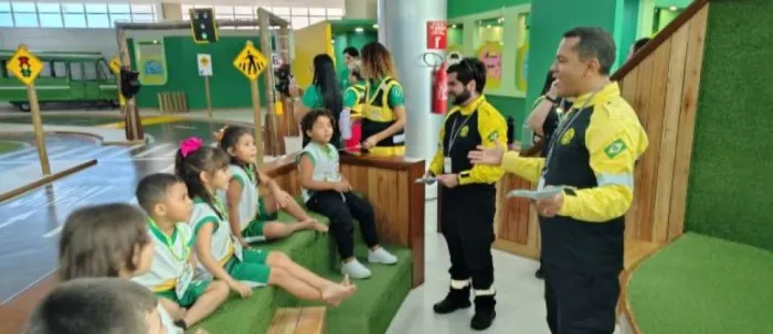 Detran-CE realiza ação alusiva ao Maio Amarelo na Cidade Mais Infância