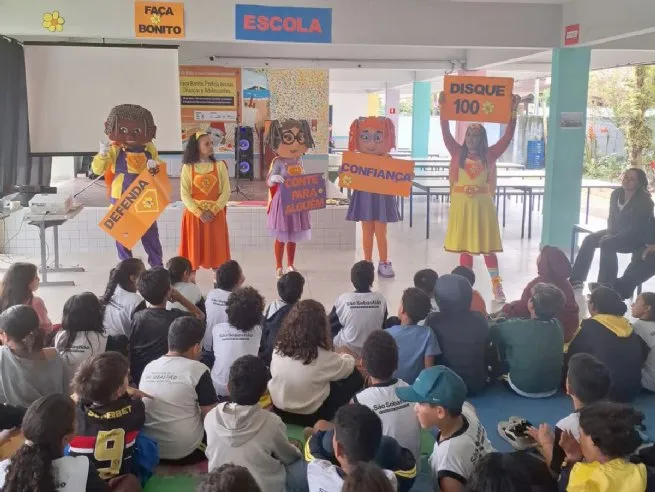 Campanha de combate ao abuso infantil encerra ciclo de peças e caminhadas e prepara Mostra Cultural