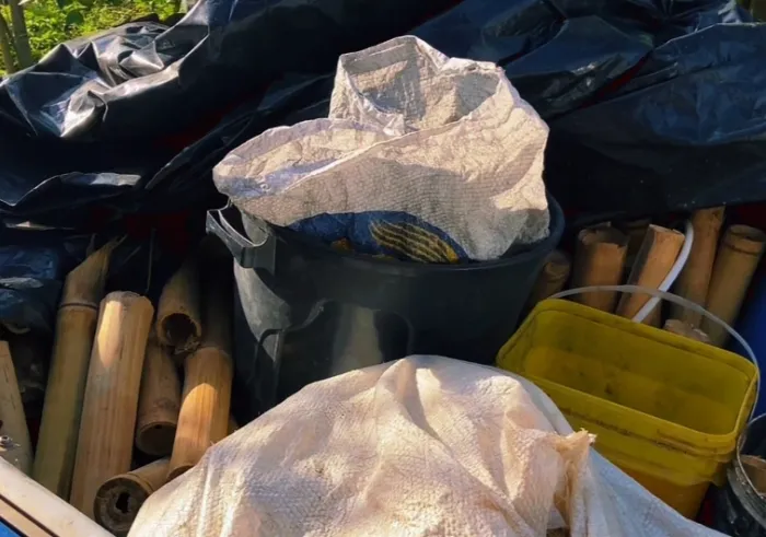 Apreensão ocorreu após denúncia anônima e resultou na localização de pólvora, artefatos semiprontos e outros materiais utilizados na fabricação dos explosivos - 29/05/2026 - Fonte/Crédito: ASCOM - PCBA