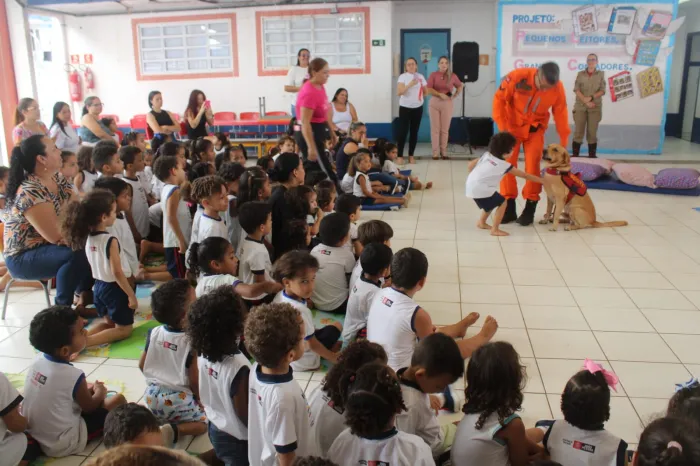 Rede Municipal de Ensino encerra Semana do Bebê com palestras e banho de mangueira para as crianças