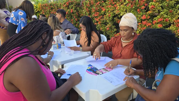 Prefeitura de Lauro de Freitas realiza ação de conscientização pelo fim da violência contra a mulher