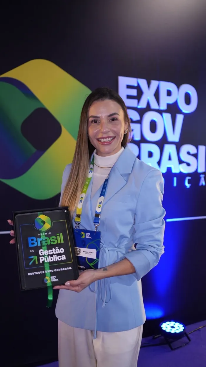  Mayara Gomes, secretaria legislativa da Alero, recebendo em mãos o premio do ExpoGov Brasil 2026 (Foto: arquivo pessoal)