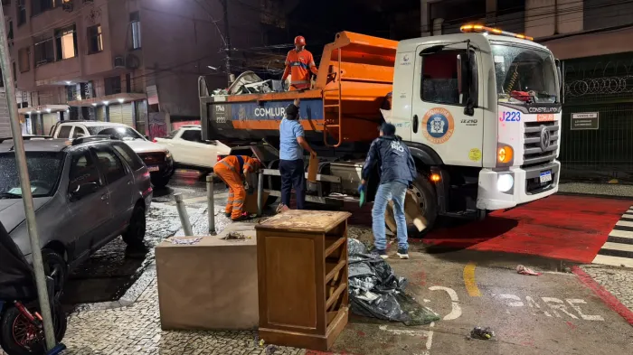 Operação em Copacabana recolhe 2,5 toneladas de entulho e libera calçadas