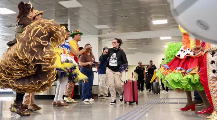 Governo do Estado recepciona turistas com elementos da tradição junina no aeroporto de Aracaju