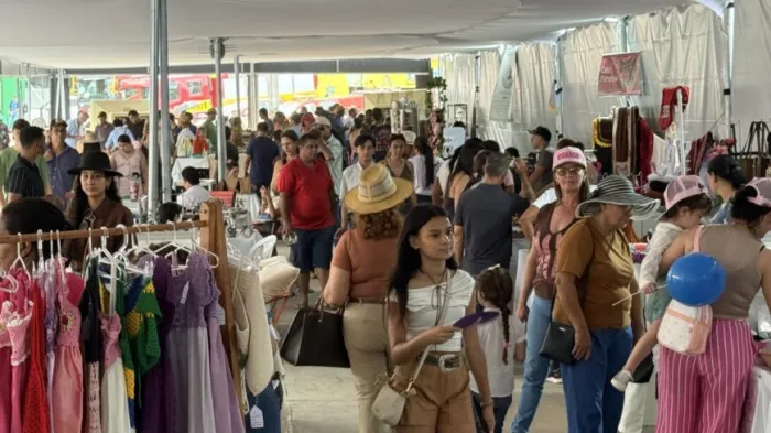 Movimentação intensa nos estandes reflete interesse do público pelo artesanatoregional, fortalecendo a geração de renda para os expositores, que aproveitam a feira para ampliar contatos comerciais e conquistar novos clientes