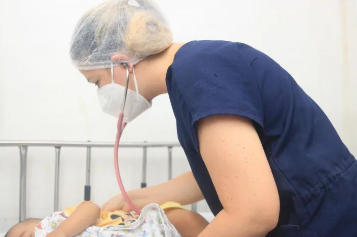Os principais sintomas das doenças respiratórias são tosse, febre, coriza, dificuldade para respirar, chiado no peito e congestão nasal, segundo o médico Helion Lisboa - Pedro Júnior / Ascom Hospital Dr. Ib Gatto Falcão
