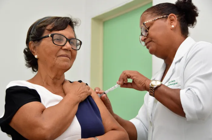 Podem se vacinar contra a Influenza em Alagoas, a partir desta segunda-feira (1º), as pessoas com idade a partir dos seis meses de vida - Carla Cleto