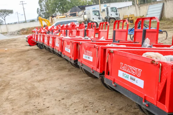 Governo da Bahia entrega máquinas, equipamentos e 2.700 caixas d’água para a agricultura familiar de 18 municípios