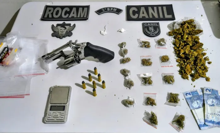 Denúncias levam Polícia Militar a apreender armas de fogo e mais de 3 Kg de drogas em Arapiraca