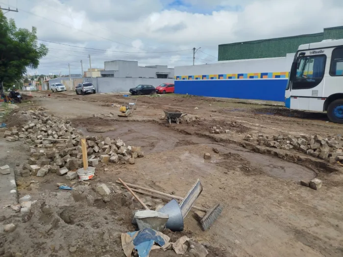 Prefeitura notifica construtora por transtornos em obra na Rua Pavão