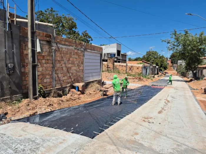 Obras: No bairro Nossa Senhora Aparecida, Travessa João Pessoa recebe terraplanagem e pavimentação em concreto