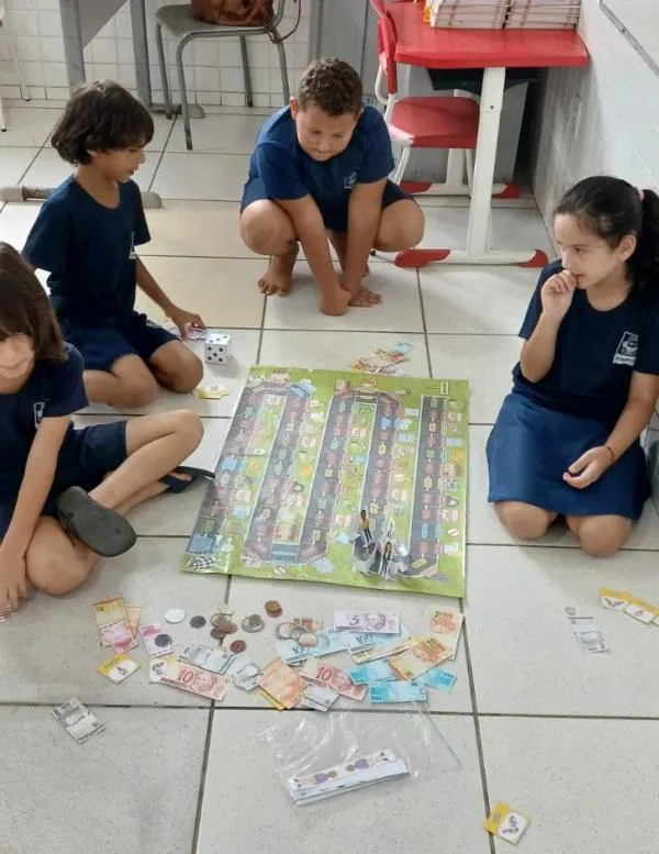 Educação Financeira transforma aprendizado em diversão na Escola Rolf Bachmann
