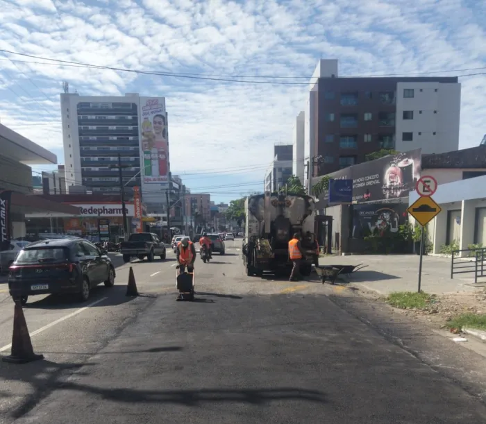 Seinfra realiza manutenção na malha viária, rede de drenagem e iluminação pública 