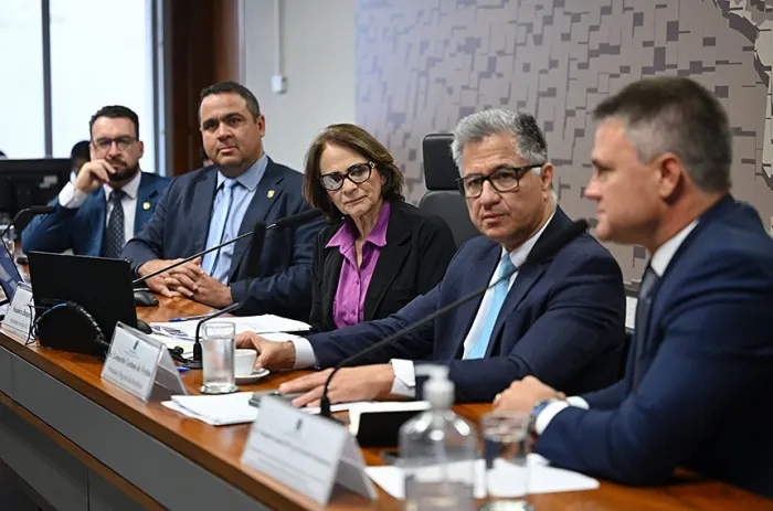 Da esquerda para a direita, os debatedores Nascimento, Bunn, Damares, Freitas e Danzmann - Foto: Saulo Cruz/Agência Senado