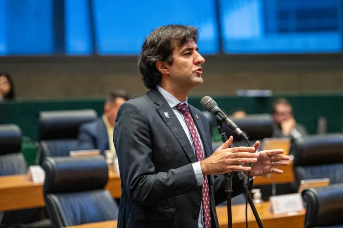 Magno aponta possíveis irregularidades em contrato da Secretaria de Educação