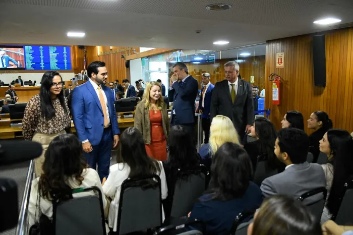A presidente da Assembleia Legislativa, Iracema Vale; a deputada Ana do Gás e o deputado Neto Evangelista e o diretor Bráulio Martins recepcionam o professor Vinicius Frota e os universitários, no Plenário Nagib Haickel