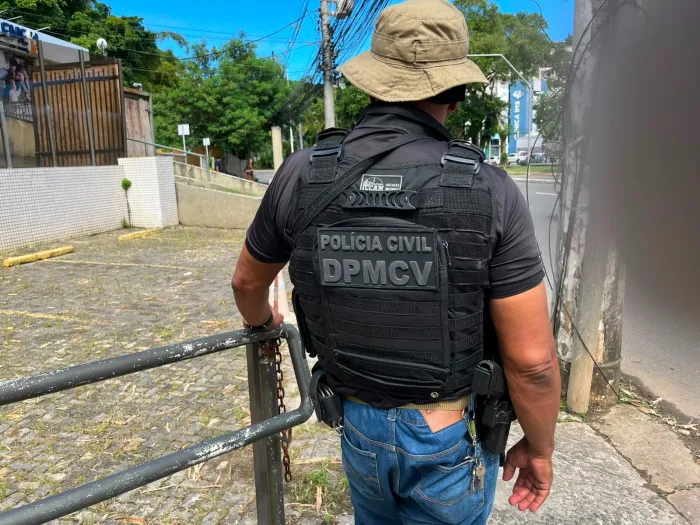 Casal é preso por ameaçar mulher e descumprir medida protetiva em Candeias