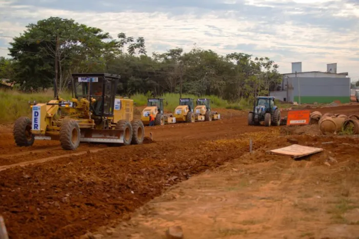 A obra contempla aproximadamente 4.800 metros de pista dupla, incluindo serviços de drenagem superficial e profunda, terraplenagem e, em seguida, aplicação do pavimento asfáltico