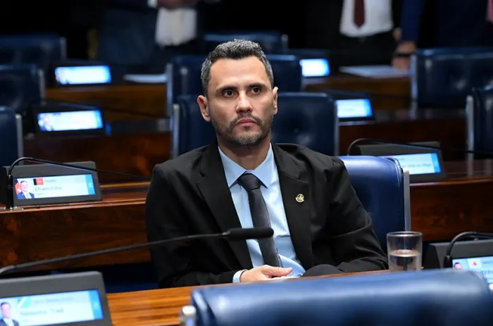 A proposta é do senador Cletinho. Ele diz que o objetivo é reequilibrar a competitividade da indústria nacional frente à redução de impostos para produtos importados via postal - Foto: Carlos Moura/Agência Senado