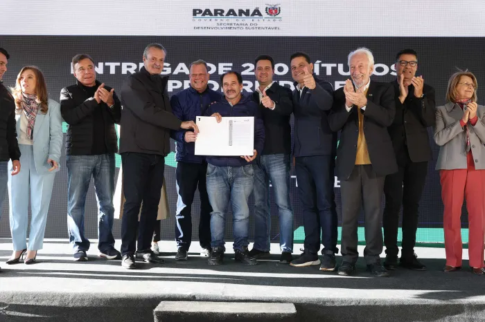 Governador entrega títulos de propriedade a 260 famílias dos Campos Gerais e da RMC