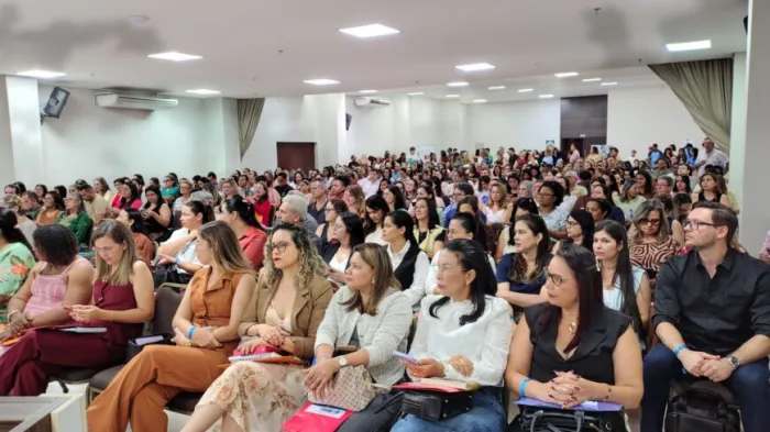 O evento reúne gestores, professores, coordenadores pedagógicos e profissionais da educação de todo o estado para discutir a implementação da Educação Digital Escolar na rede pública de ensino