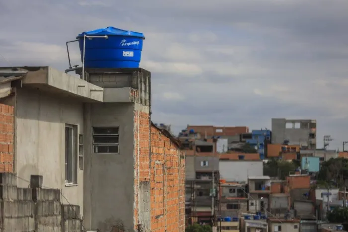 Moradora de Itaquaquecetuba armazenava água em garrafas embaixo da pia antes de receber caixa d’água gratuita