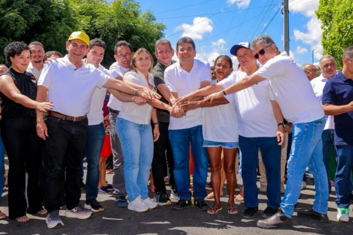 Rafael Fonteles entrega 10 ruas asfaltadas, praça recuperada e brinquedopraça em Lagoinha do Piauí