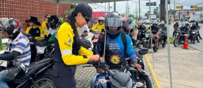 Detran-CE distribui e instala antenas corta-pipa em ação educativa para motociclistas profissionais