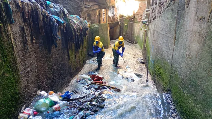 Rio-Águas em ação no Canal da Rocinha - Divulgação / Prefeitura do Rio