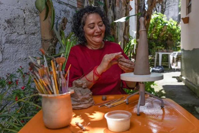 Juliana vive em Cunha e pesquisa queimas alternativas à lenha. Imagem: Ricardo Matsukawa /Portfólio do Artesanato Paulista