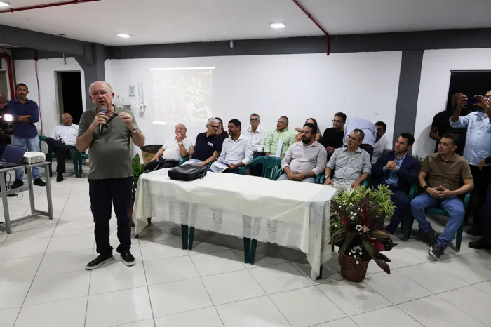 Conjunto Feira X contemplado com pavimentação de ruas e alambrado em três campos de futebol